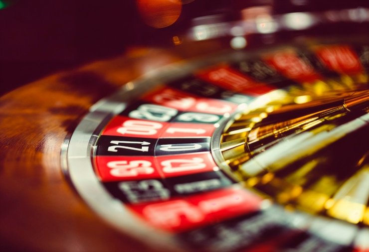 Studio live-dealer Money Train dengan kamera multi-sudut profesional